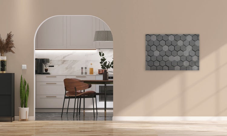Wandbild mit sechseckigem Fliesenmuster in einer modernen Inneneinrichtung mit Torbogen zur Küche und hellen Wandfarben.