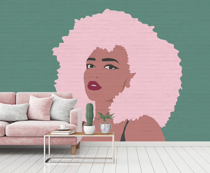 Modernes Wohnzimmer mit einer Fototapete eines Frauenporträts mit rosa Haaren auf einer Backsteinwand, kombiniert mit einem rosa Sofa.