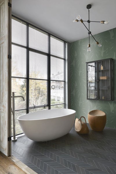 Badezimmer mit freistehender Badewanne, Fenster mit Jalousien, Hocker und Wandschrank