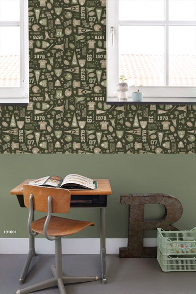 Dekoratives Kinderzimmer mit Sportmotivtapete, Schreibtisch und Stuhl.