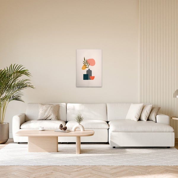 Wohnzimmer mit Sofa, Tisch und einem gerahmten, modernem Stillleben-Gemälde an der Wand.