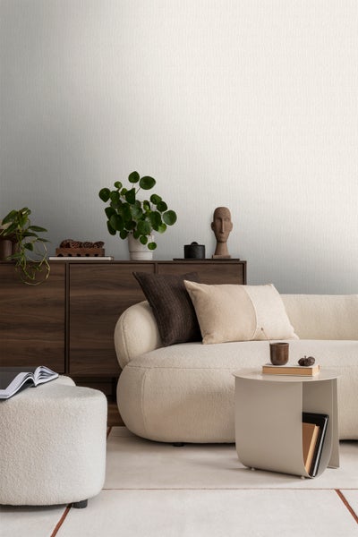 Helles Wohnzimmer mit Couch, Beistelltisch, Kommode und Zimmerpflanzen