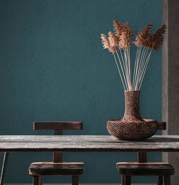 Wohnzimmer mit Sofa, Stehlampe und Beistelltisch