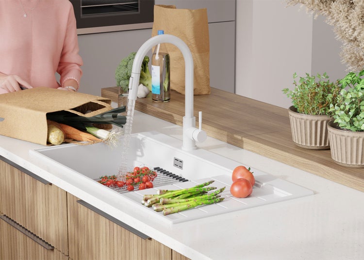 Küchenszene mit Spüle, Armatur und frischem Gemüse