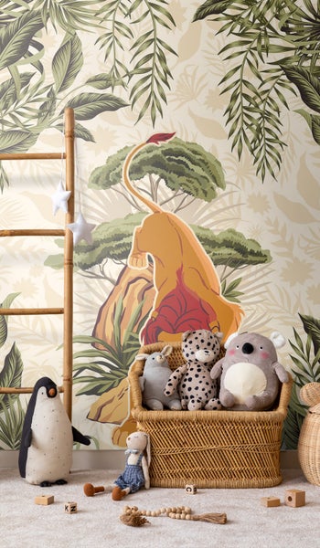 Kinderzimmer mit Dschungeltapete, Leiter und Kuscheltieren