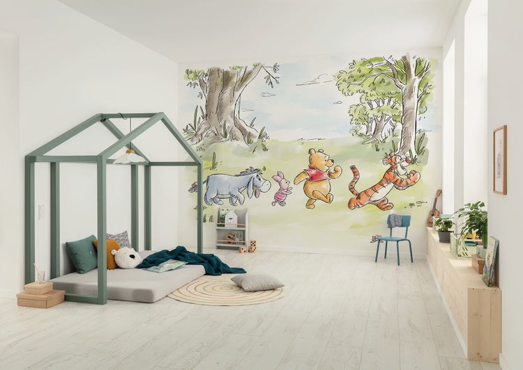 Kinderzimmer mit Hausbett, Wandbild mit Winnie Puuh und hellem Holzboden
