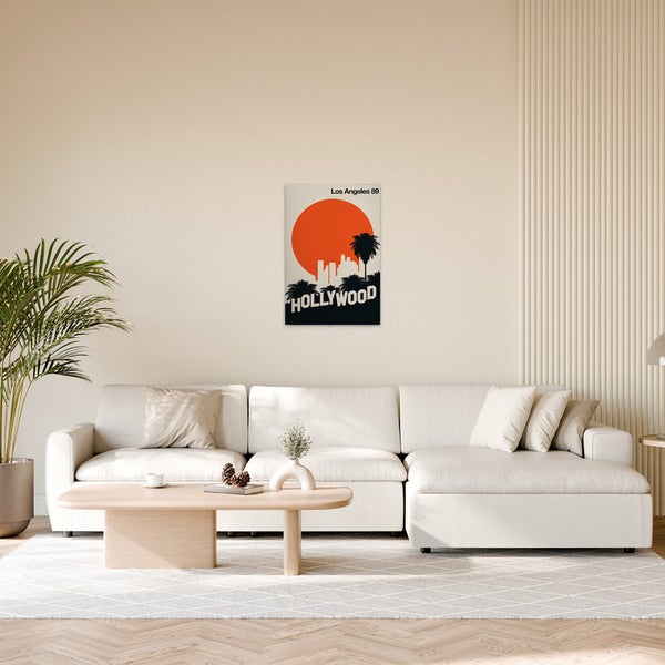 Poster mit Hollywood Motiv über einem Sofa im Wohnzimmer.