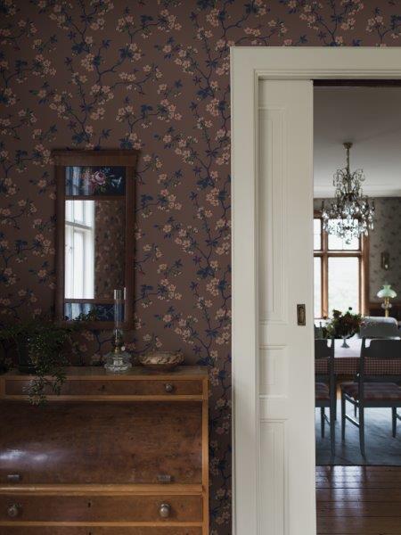 Flur mit Treppe, Doppeltür und Schachbrettmusterboden