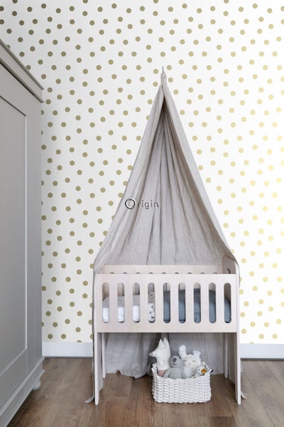 Babyzimmer mit Kinderbett und Himmelbett vor einer Wand mit Punktmuster