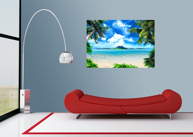 Wohnzimmer mit rotem Sofa, Stehlampe und Wandbild mit Strandmotiv