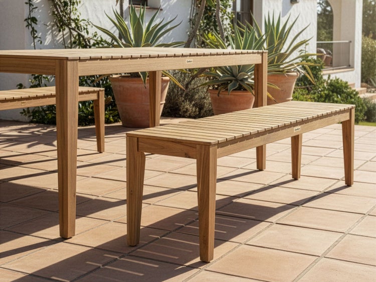 Gartentisch und Gartenbank aus Holz auf einer Terrasse