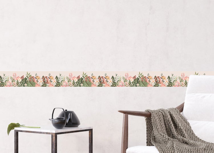 Tapetenborte mit botanischem Pflanzenmuster an einer Wand in einem minimalistischen Raum mit Sessel und Beistelltisch.