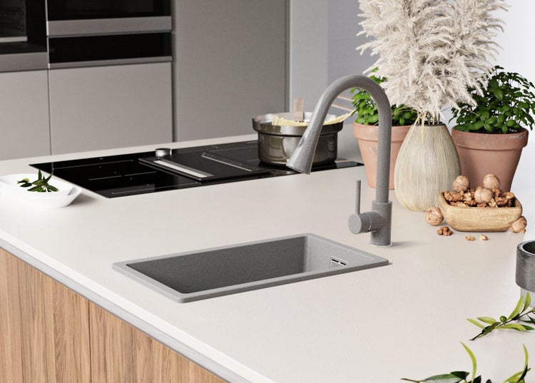 Moderne Küche mit Spüle, Armatur, Kochfeld und Dekoration