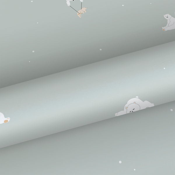 Kinderzimmer mit Kinderbett, Baldachin, Regalen und Spielzeug vor einer gemusterten Tapete