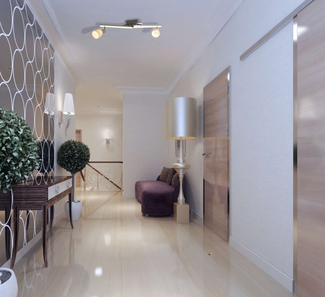 Flur mit Kommode, Dekoration, Beleuchtung und Sitzgelegenheit