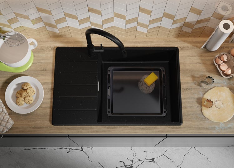 Küchenszene mit Spüle, Armatur und Backutensilien von oben