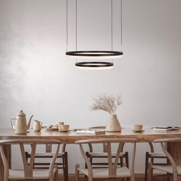 LED-CCT-Pendelleuchte CIRCULO aus schwarzem Metall und sandfarbenem Kunststoff, mit integrierter LED und vielen Funktionen, Ø 60 cm, 150 cm hoch.