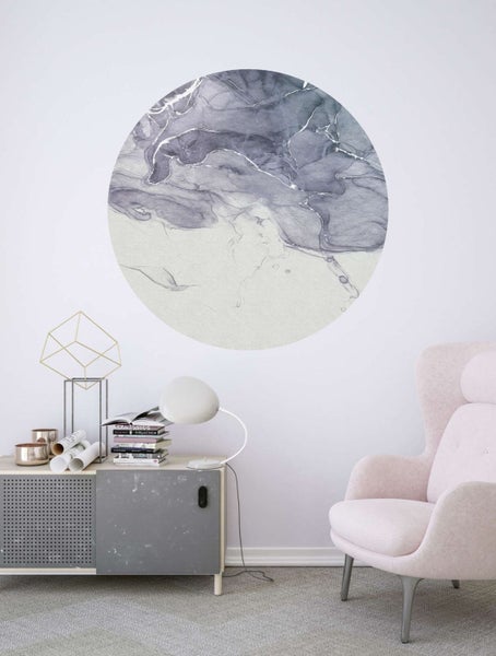 Wandgestaltung mit abstraktem Kreisbild über Kommode und Sessel