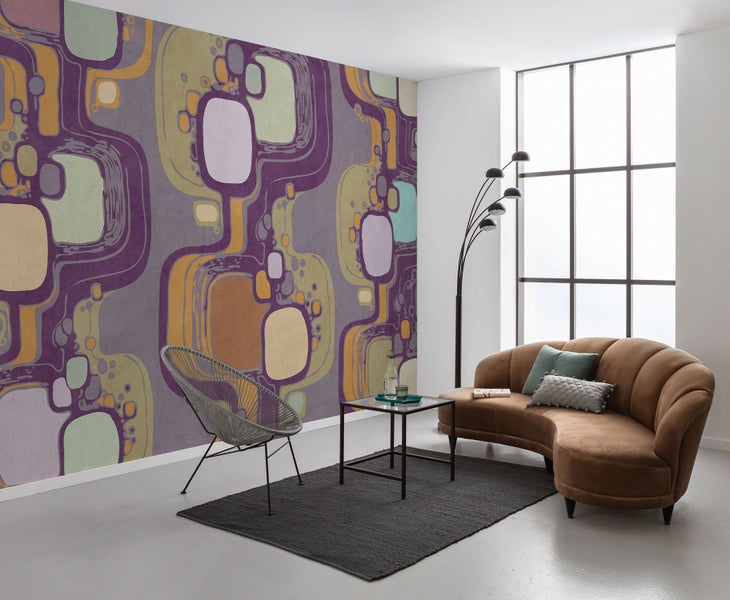 Wohnzimmer mit gemusterter Tapete, Sofa, Sessel, Teppich und Tisch