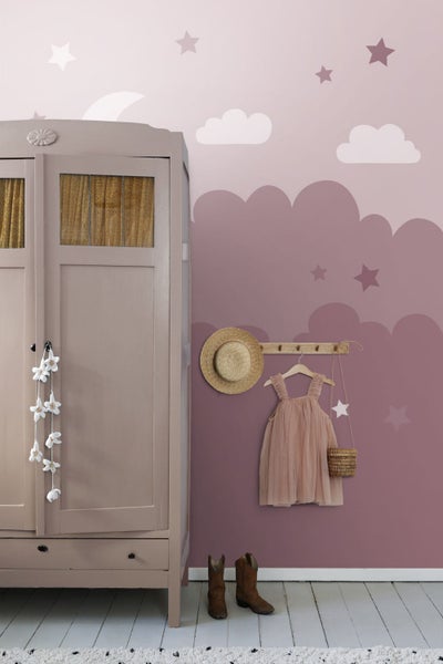 Kinderzimmer Szene mit antikem Kleiderschrank, Strohhut, Mädchenkleid, Wandhakenleiste, Dekoration und Stiefeln