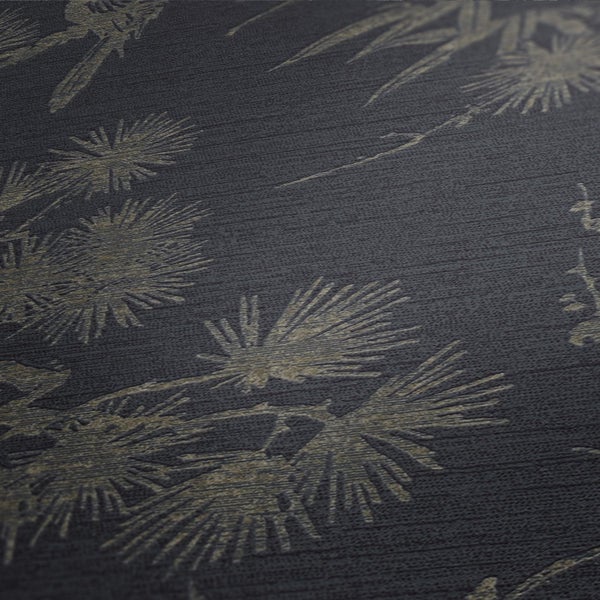 Heller Raum mit Couch, Pflanzen und gemusterter Tapete im japanischen Stil