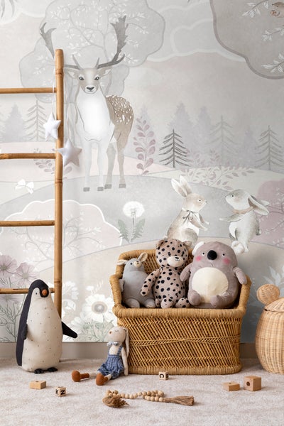 Dekoratives Kinderzimmer mit Waldtapete und gefülltem Korb mit Stofftieren