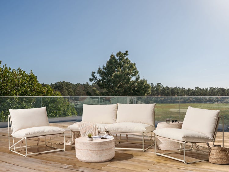 Außenbereich mit Lounge-Möbeln, bestehend aus Sofa, Sesseln und Beistelltischen auf einer Holzterrasse