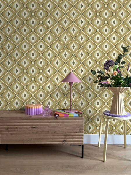 Szene mit gemusterter Tapete, Kommode, Hocker, Tischlampe und Blumenvase