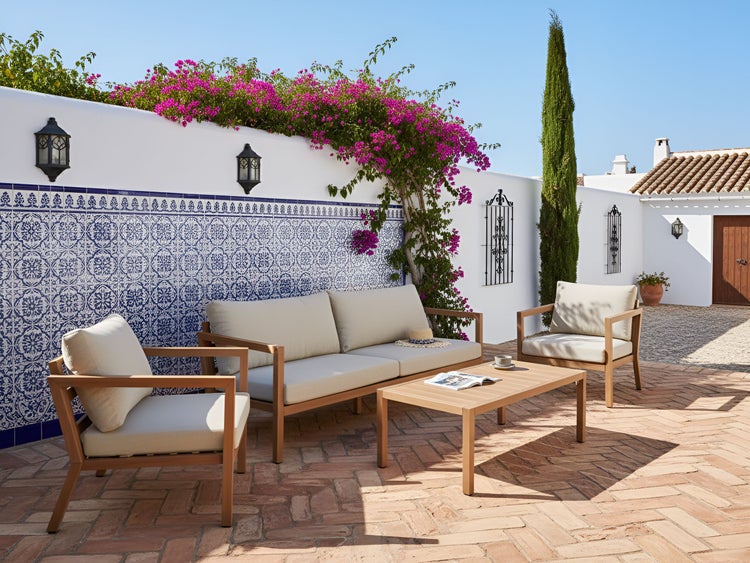 Gartensitzgruppe mit Sofa, Sesseln und Tisch auf einer Terrasse