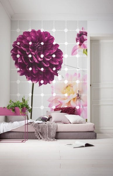 Raum mit Fototapete mit Blumenmuster, Bett und Dekoration