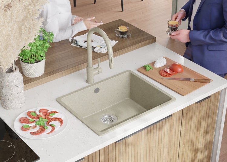 Küchenspüle mit Wasserhahn auf einer Küchentheke, umgeben von Speisen und Getränken.