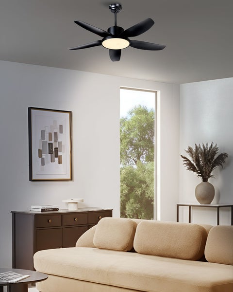 Wohnzimmer mit Deckenventilator mit Beleuchtung und fünf Flügeln