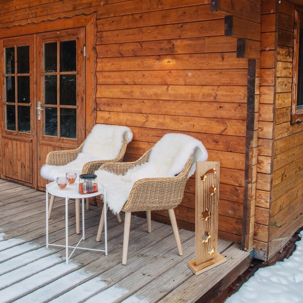 Holzhütte mit zwei Stühlen, einem Tisch und einer Dekoration mit Sternen