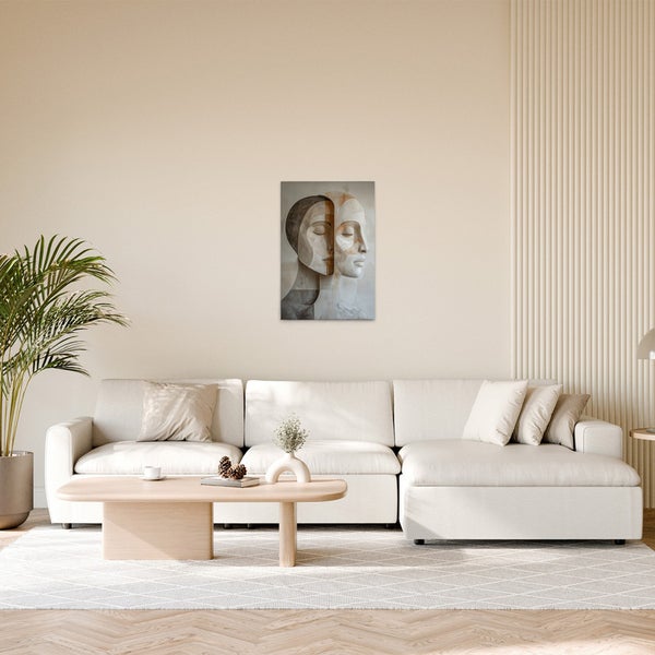 Wohnzimmer mit Sofa und einem Wandbild mit zwei Gesichtern