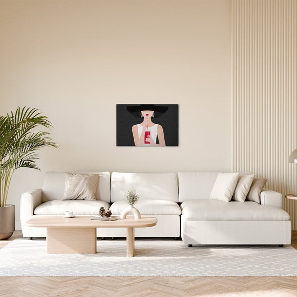 Wohnzimmer mit einem Wandbild einer Frau mit Hut, die an einem Getränk nippt