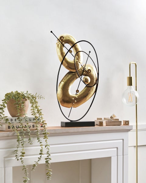 Dekorative Skulptur aus Metall in einem Wohnraum