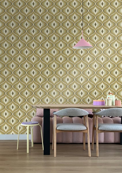 Esszimmer mit gemusterter Tapete, Holztisch, Stühlen und Pendelleuchte