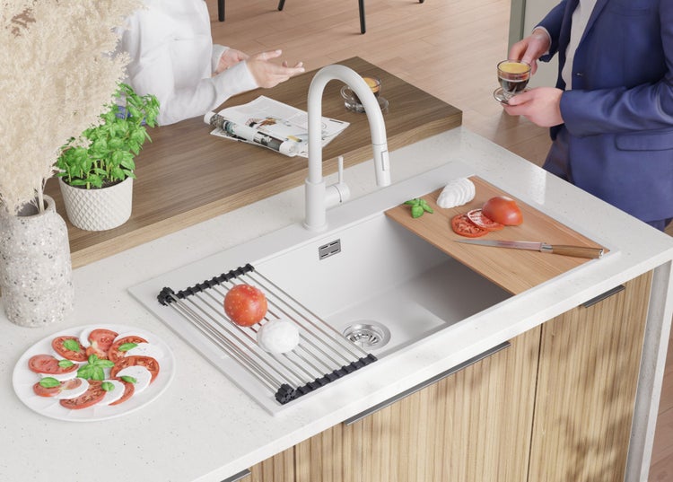 Küchenszene mit Spüle, Armatur, Schneidebrett und Lebensmitteln