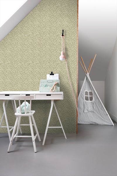 Helles Zimmer mit Kinderschreibtisch, Stuhl, Spielzelt und floraler Tapete