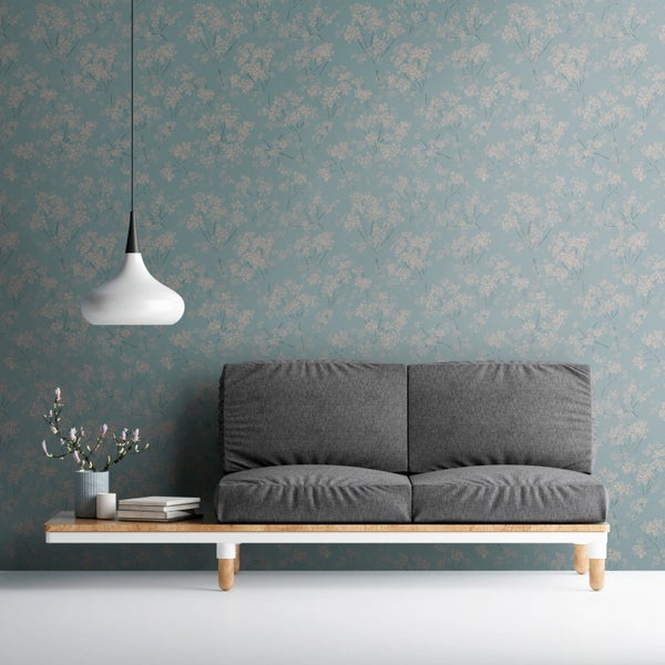 Wohnzimmer mit Sofa, Teppich und Wandtapete mit Blumenmuster