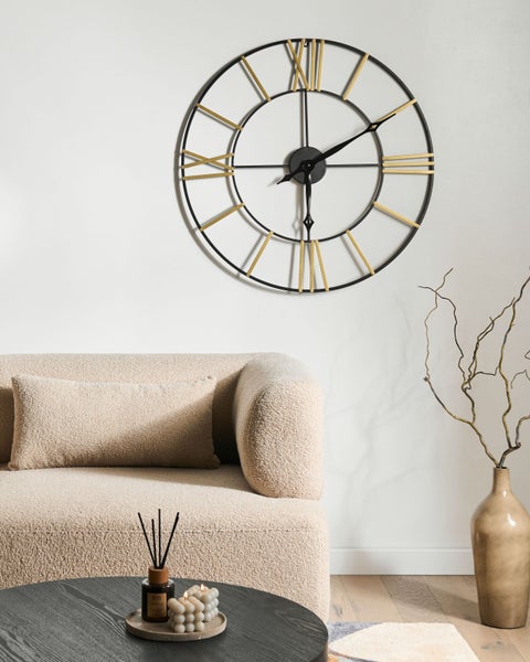 Pendeluhr aus Holz mit Messingpendel auf einer Kommode