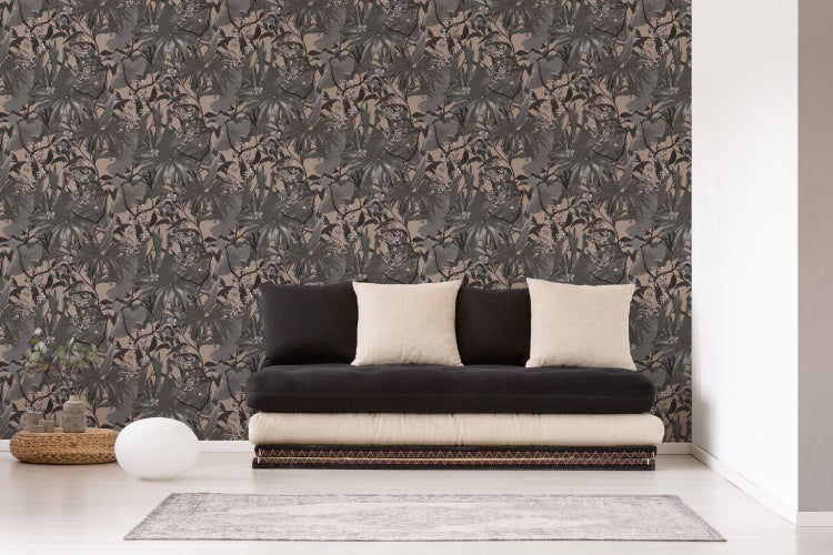 Dekorierter künstlicher Weihnachtsbaum mit Schleife und Ornamenten