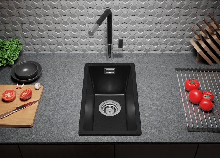 Küchenspüle mit Armatur auf einer Arbeitsplatte mit Lebensmitteln