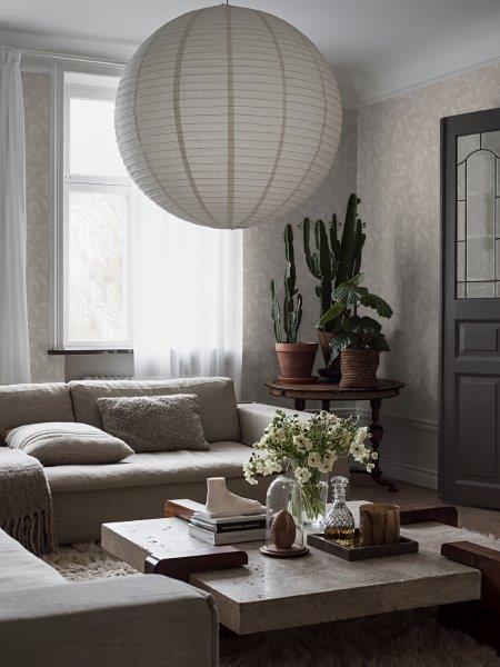 Wohnzimmer mit Sofa, Couchtisch und Papierlaterne