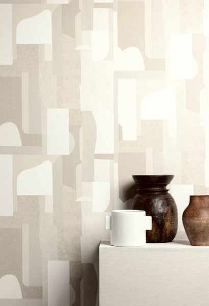 Zwei graue Eurobehälter, die übereinander gestapelt sind, und eine Person, die farbige Griffe anbringt