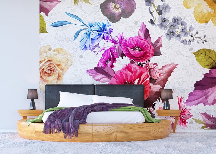 Schlafzimmer mit floraler Tapete, Bett und Nachttischen