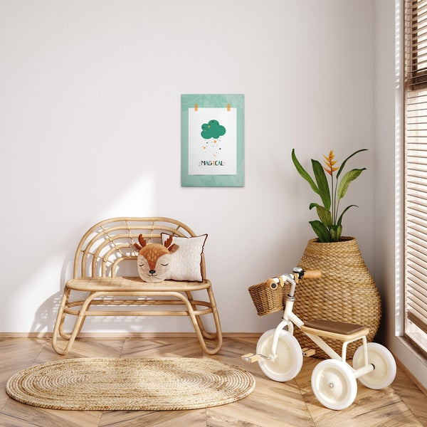 Kinderzimmer mit Sitzbank, Teppich, Dreirad, Pflanze und Bild