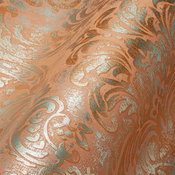 Dekorative Tapete mit Ornamentmuster und einer Kommode mit Schublade und Büchern