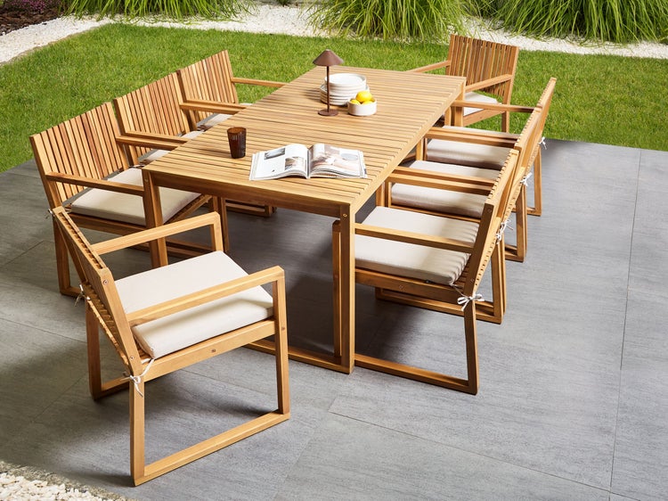 Gartentisch mit sechs Stühlen und Sitzkissen auf einer Terrasse