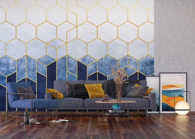 Wohnzimmer mit Sofa, Sessel, Couchtisch und Wandtapete mit geometrischem Muster